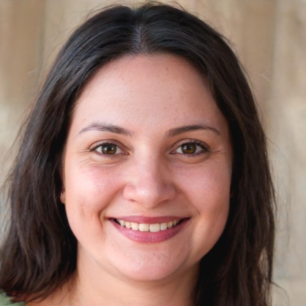 Retrato profesional de Carla Mendoza, Especialista en Educación Financiera